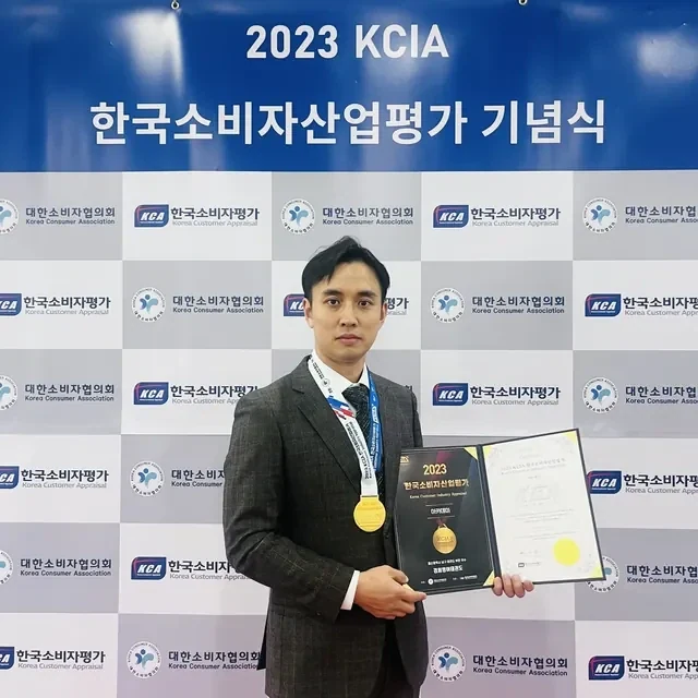 Master Kim receiving the KCIA excellence award in 2023